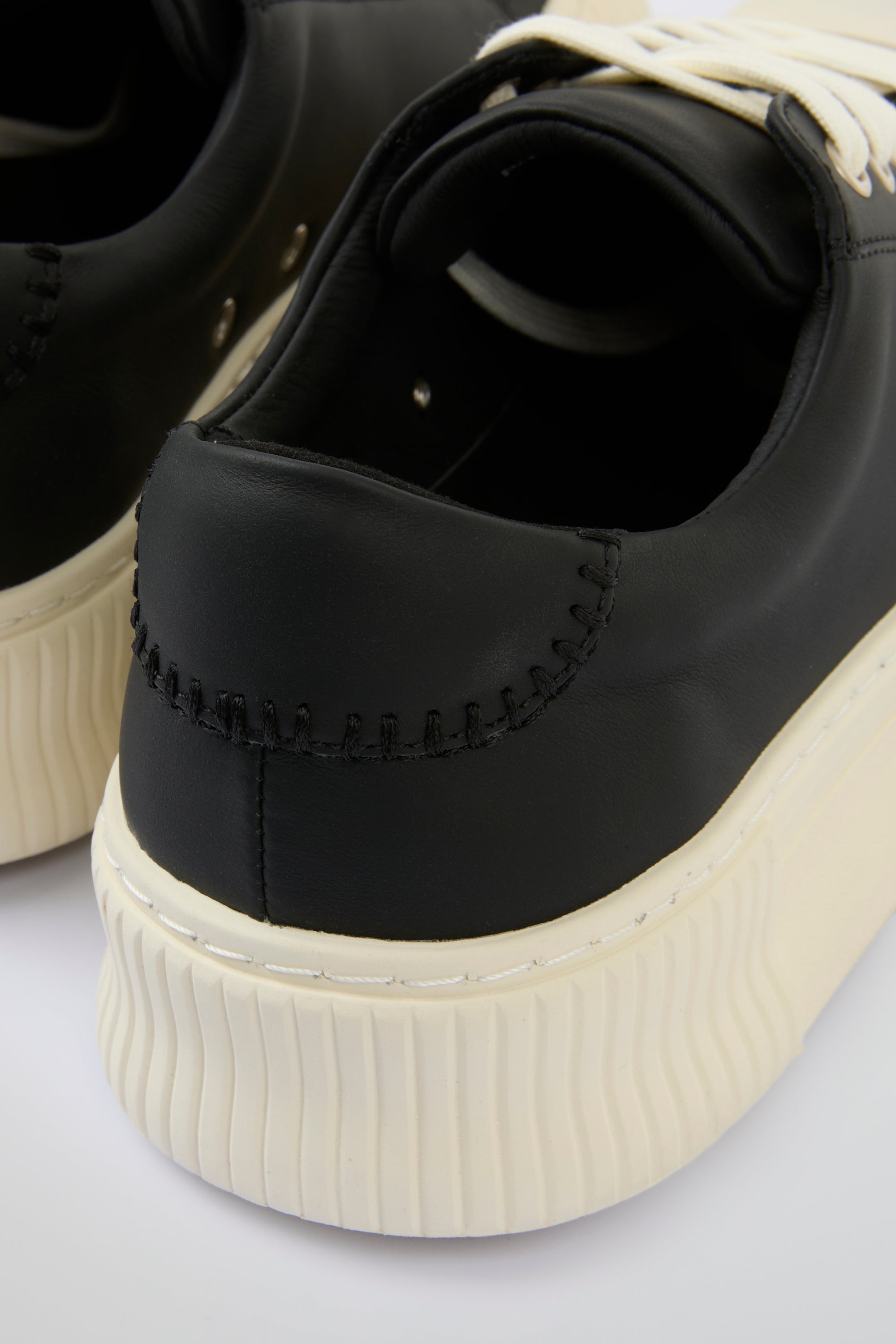 DUMIST Minimalist Low Sneakers – Black / White