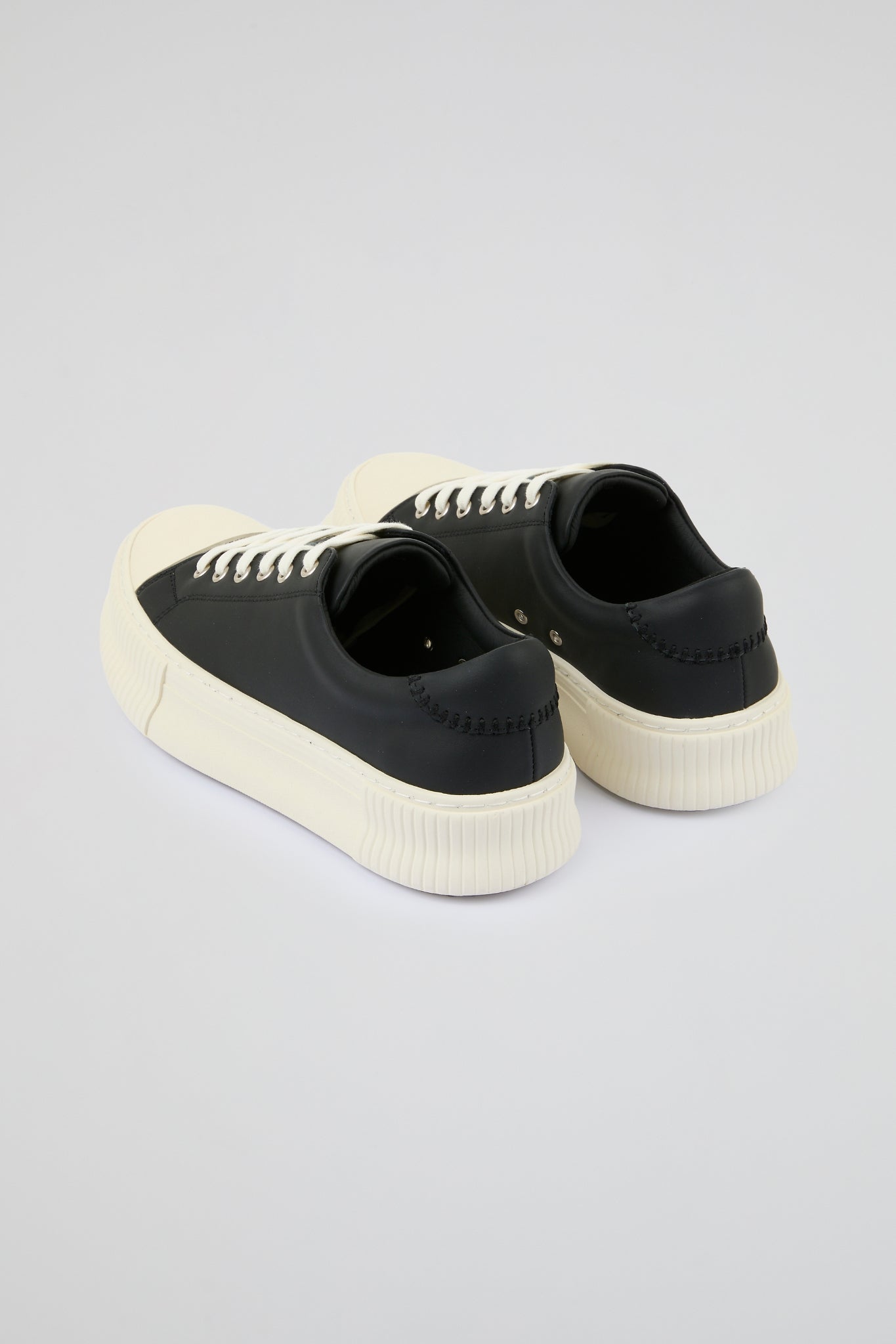 DUMIST Minimalist Low Sneakers – Black / White