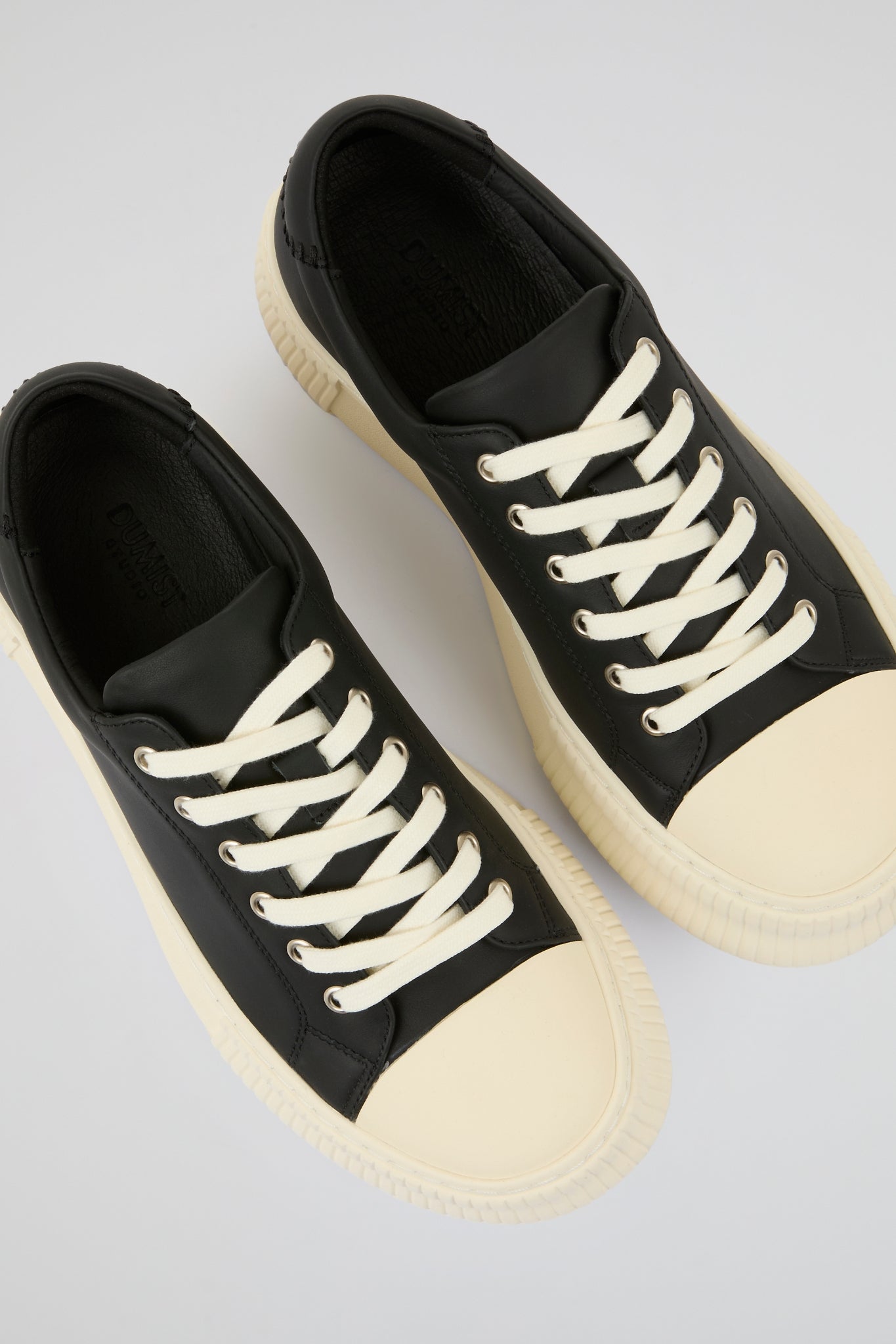 DUMIST Minimalist Low Sneakers – Black / White