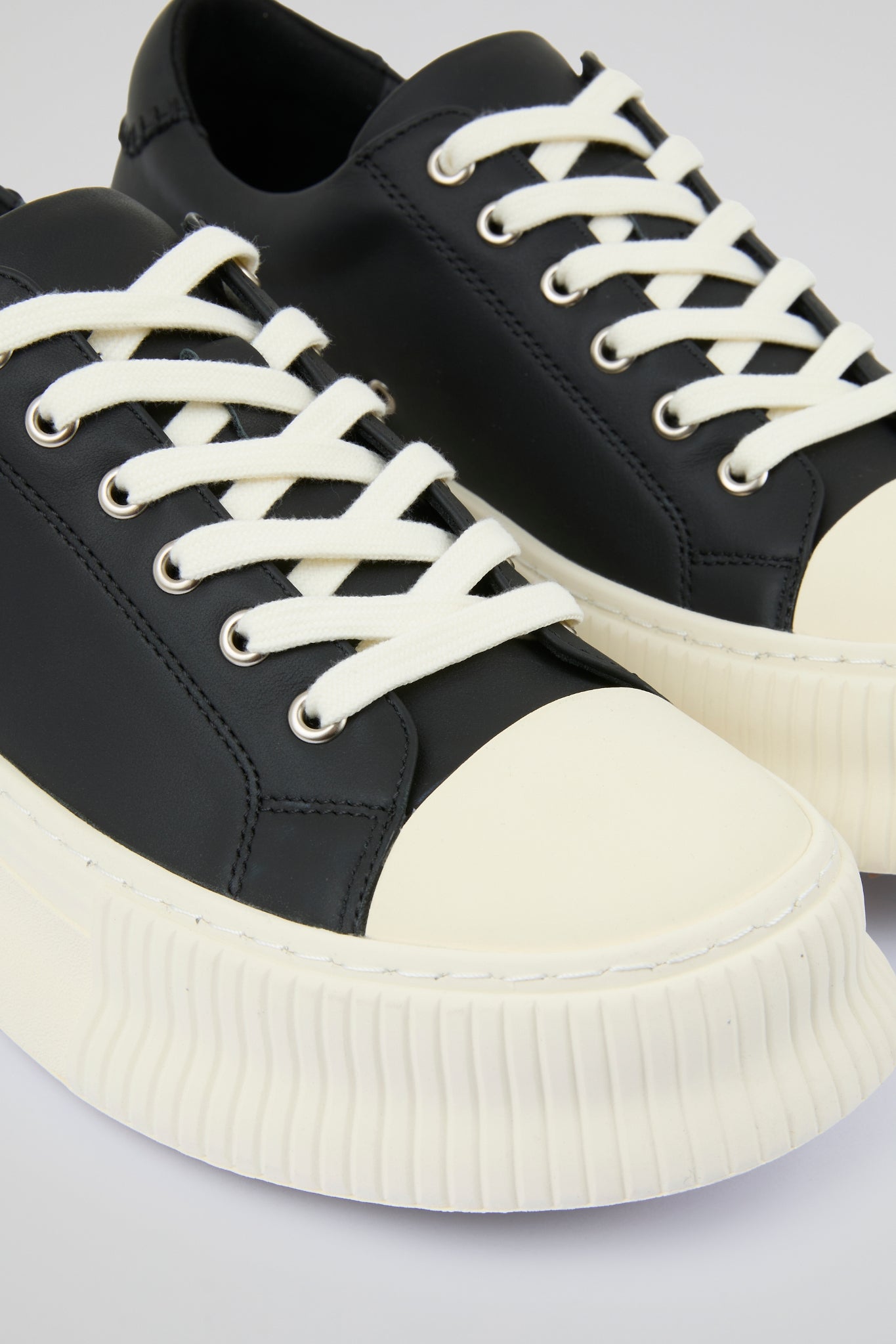 DUMIST Minimalist Low Sneakers – Black / White