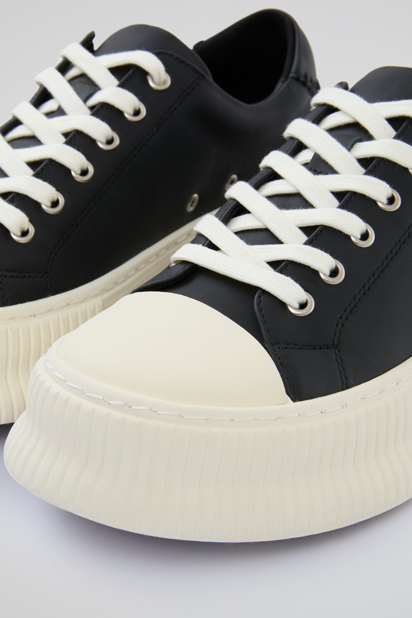 DUMIST Minimalist Low Sneakers – Black / White