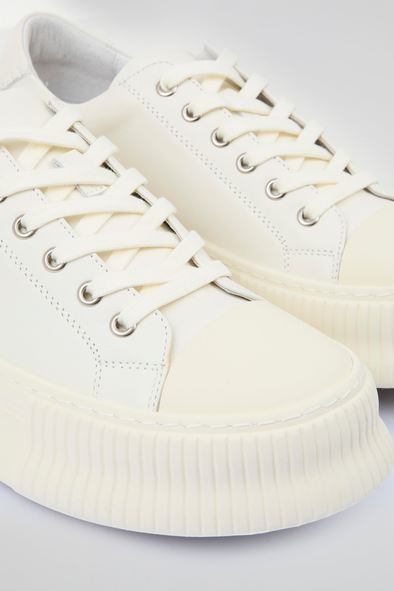 DUMIST Minimalist Low Sneakers – Black / White