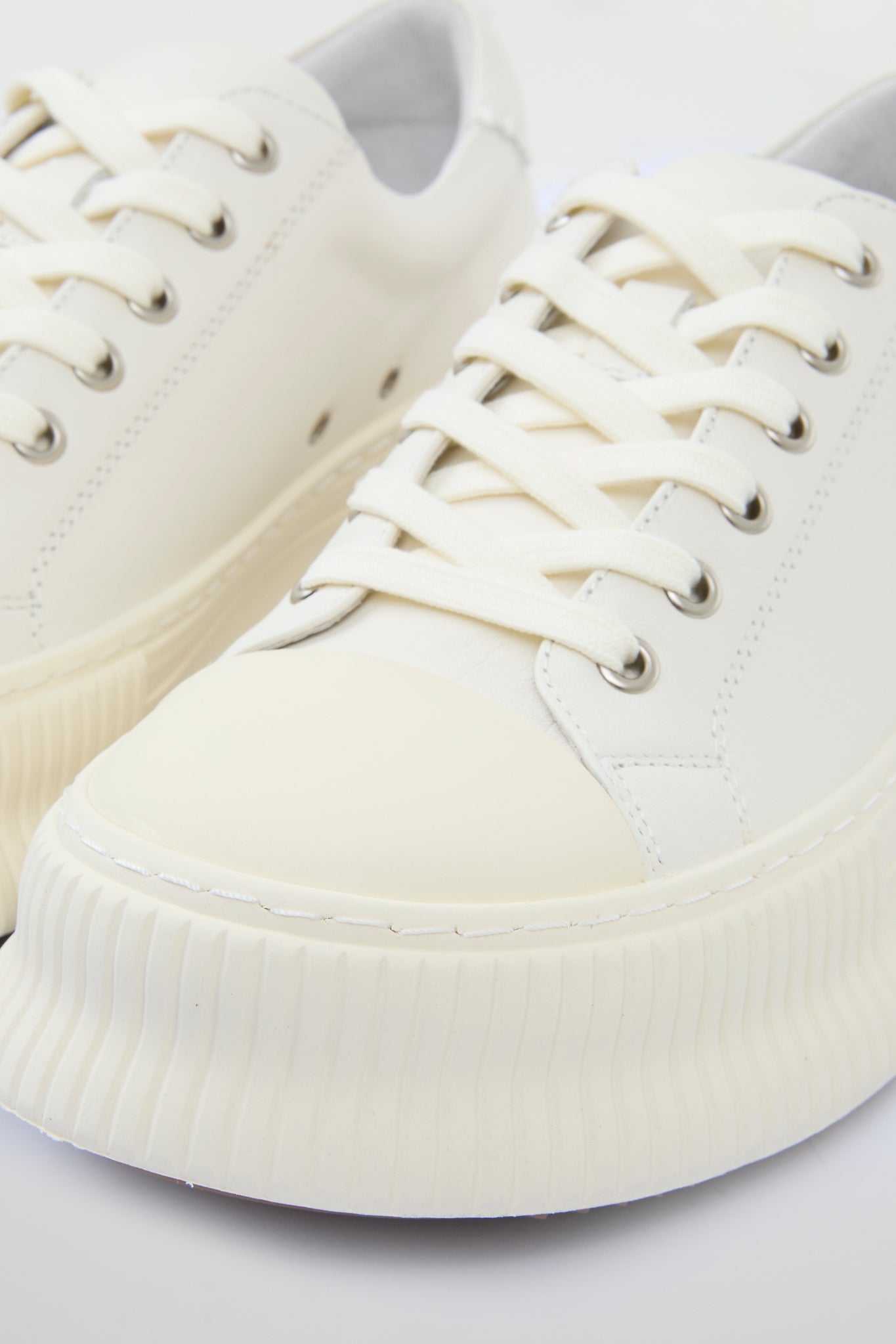 DUMIST Minimalist Low Sneakers – Black / White